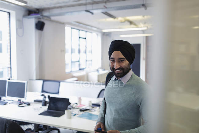 Retrato sorridente, confiante empresário indiano em turbante — Fotografia de Stock