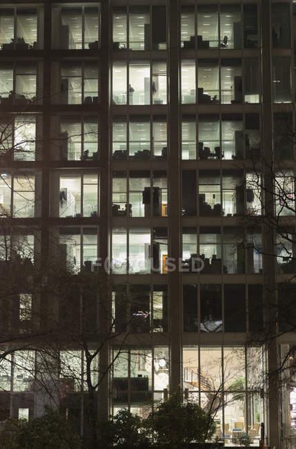 Міські highrise будівлі вночі — стокове фото