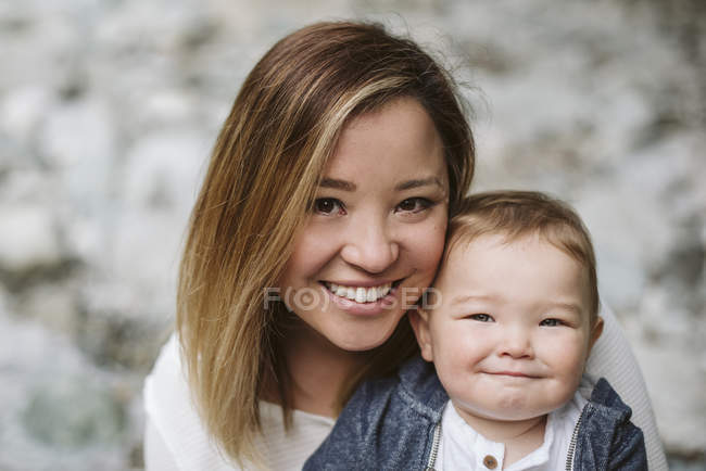 Портрет улыбающейся матери и милого маленького сына — стоковое фото