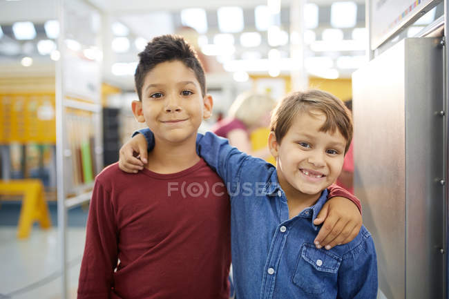 Retrato chicos lindos abrazándose en el centro de ciencia - foto de stock