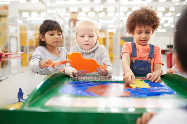 Kids playing at interactive exhibit in science center — Stock Photo