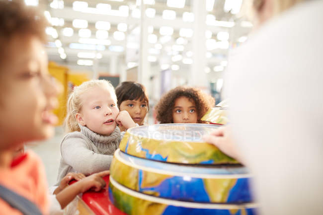 Curious kids at interactive earth exhibit in science center — Stock Photo
