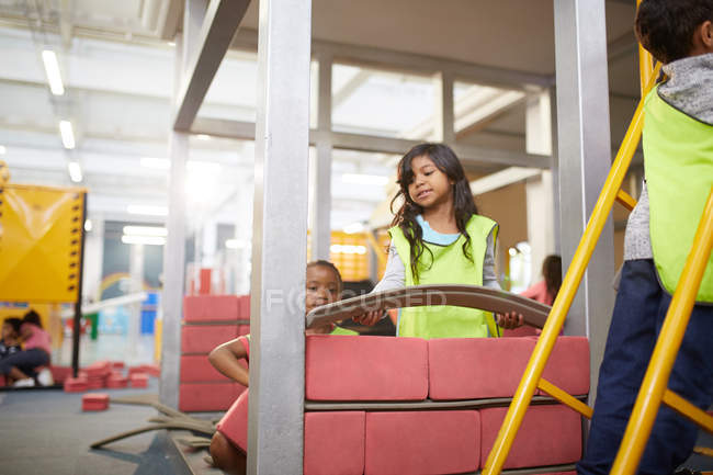 Kids playing at interactive construction exhibit in science center — Stock Photo