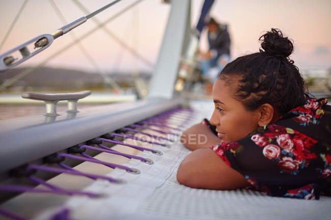 Gelassene junge Frau entspannt auf Katamaran — Stockfoto