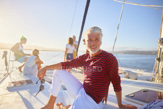 Retrato sonriente hombre relajante en barco soleado - foto de stock