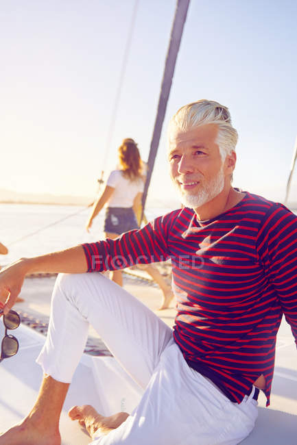 Portrait homme confiant relaxant sur un bateau ensoleillé — Photo de stock