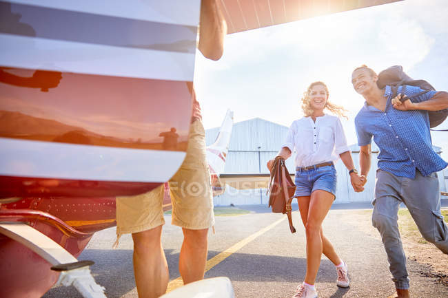 Joyeux couple impatient embarquant dans un petit avion — Photo de stock