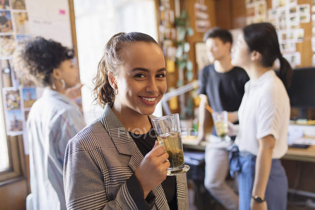 Porträt selbstbewusste Geschäftsfrau trinkt Tee — Stockfoto