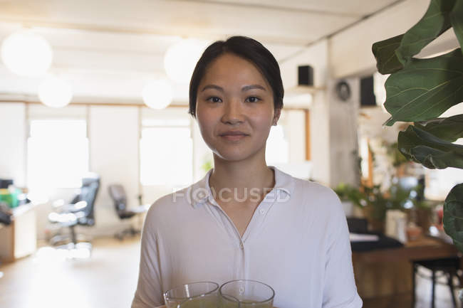 Portrait confident businesswoman with cup of tea — Stock Photo