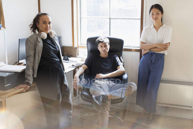 Portrait confiants entrepreneurs créatifs au bureau — Photo de stock