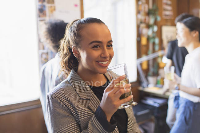Ritratto donna d'affari sorridente bere il tè in ufficio — Foto stock