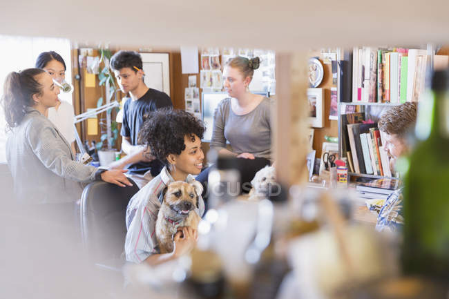 Diseñadores creativos con perros en oficina - foto de stock