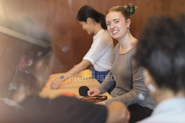 Sorrindo mulher fazendo projeto de arte corda — Fotografia de Stock