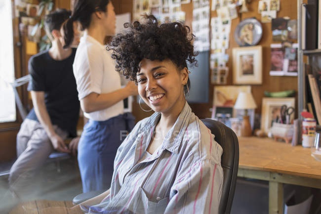 Портрет улыбается, уверенная креативная деловая женщина в офисе — стоковое фото