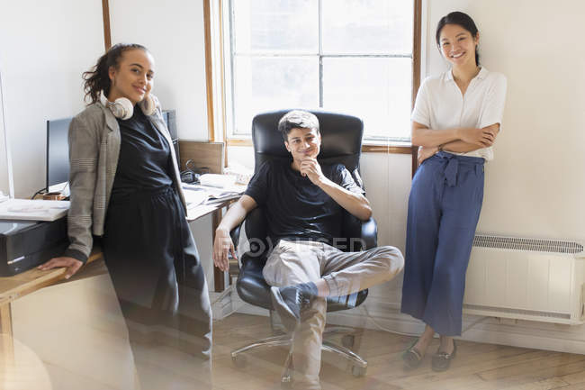 Retrato confiante pessoas de negócios criativos no escritório — Fotografia de Stock