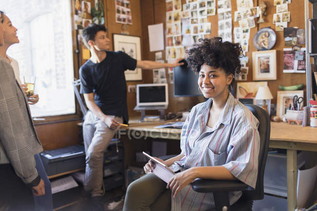 Улыбающийся портрет, уверенная в себе творческая женщина-дизайнер с цифровым планшетом в офисе — стоковое фото
