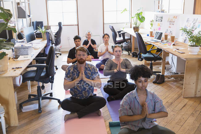 Creativi uomini d'affari che meditano in ufficio — Foto stock