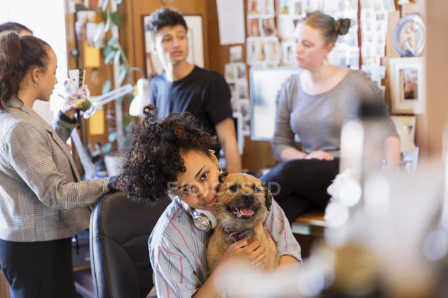 Retrato criativo designer feminino com cão no escritório — Fotografia de Stock