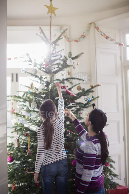 Mãe e filha decoração árvore de Natal — Fotografia de Stock