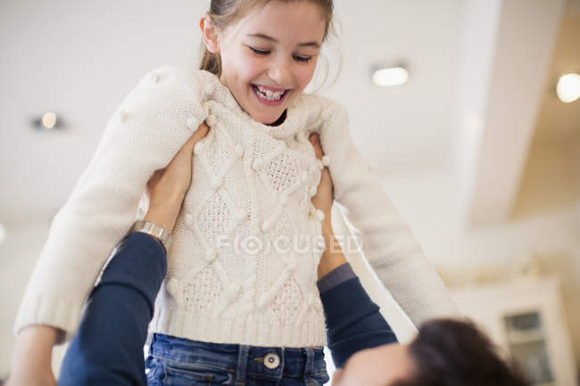 Brincalhão pai levantando filha — Fotografia de Stock