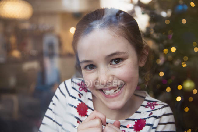 Портрет посміхатися, впевнено дівчина в різдвяні вітальні — стокове фото