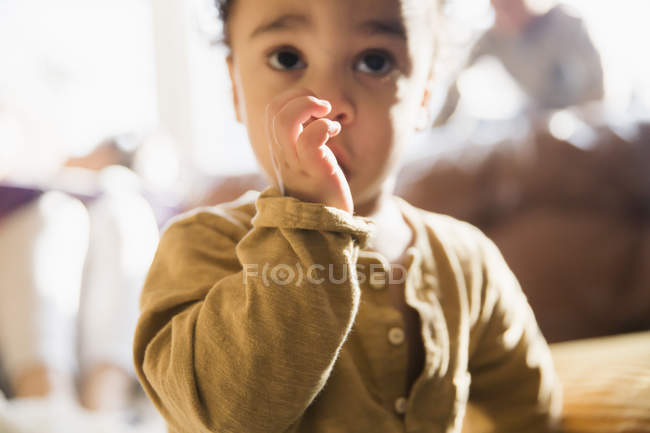 Gros plan innocent bébé garçon sucer pouce — Photo de stock