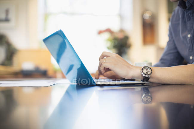Imagen recortada del hombre trabajando en el ordenador portátil - foto de stock