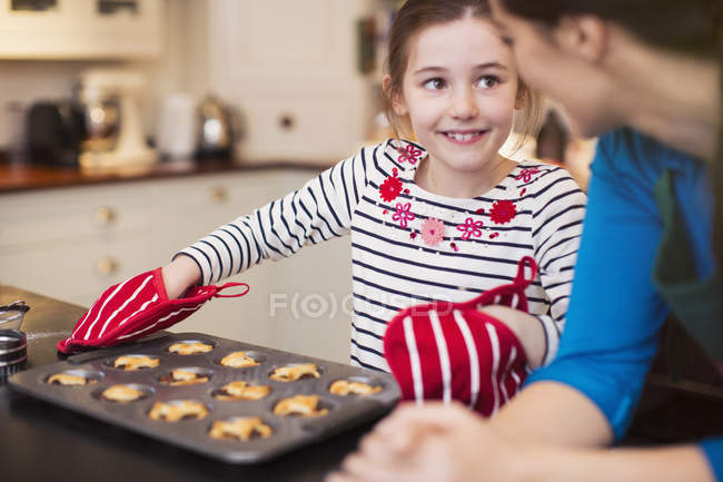 Mother and daughter baking in kitchen — Stock Photo