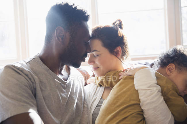 Tendre, affectueux couple multi-ethnique avec bébé — Photo de stock