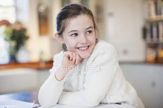 Menina feliz, entusiasta dentro de casa — Fotografia de Stock