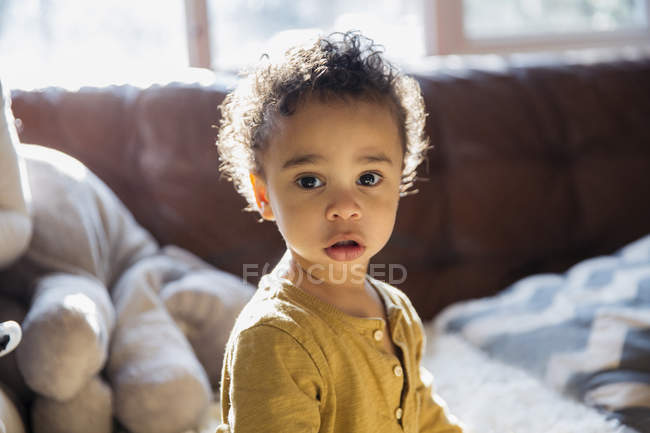 Portrait mignon, bébé garçon innocent — Photo de stock