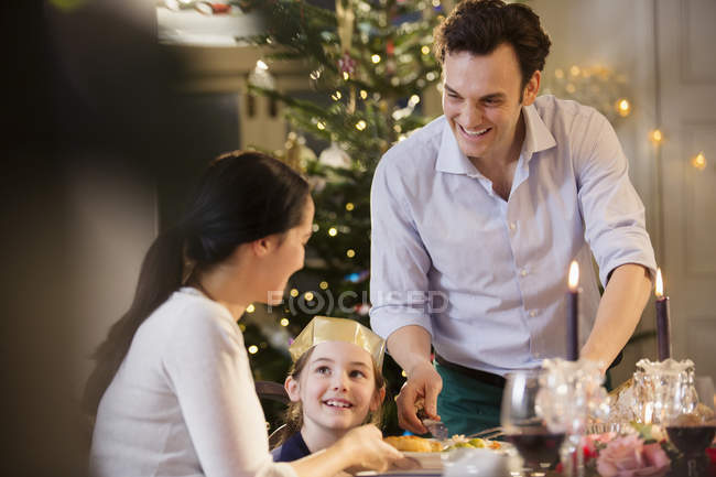 Glückliche Familie genießt Weihnachtsessen bei Kerzenschein — Stockfoto