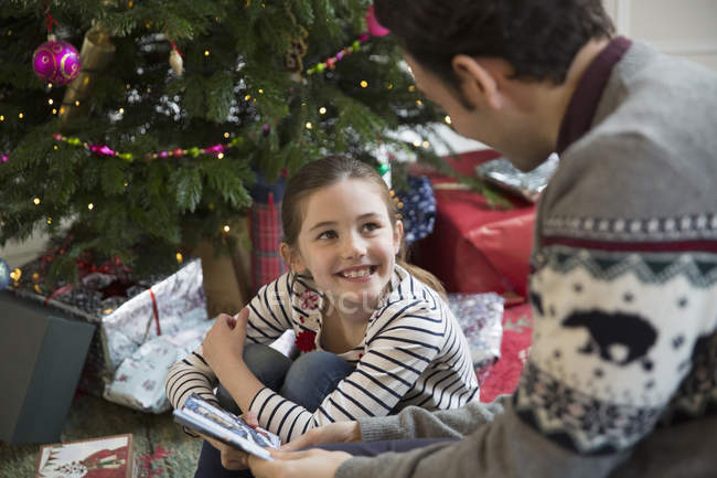 Отец и дочь открывают рождественские подарки — стоковое фото