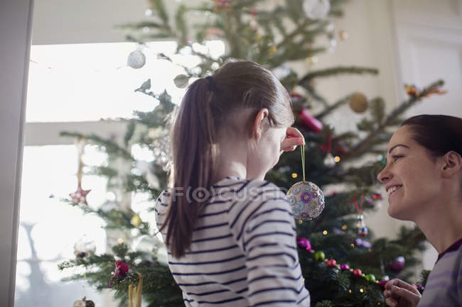 Mutter und Tochter schmücken Weihnachtsbaum — Stockfoto