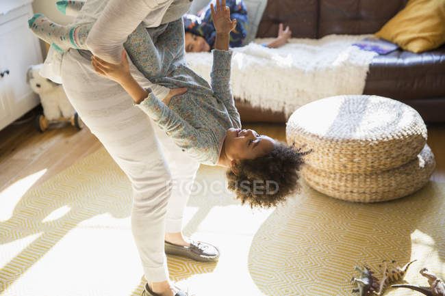Giocoso madre e figlia in soggiorno — Foto stock