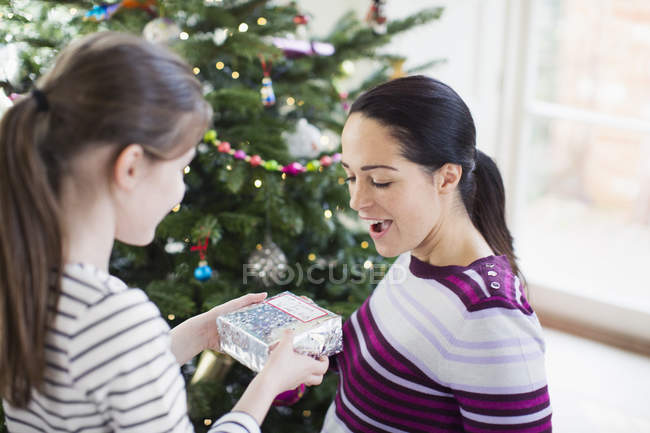 Дочка дивує матір різдвяним подарунком — стокове фото