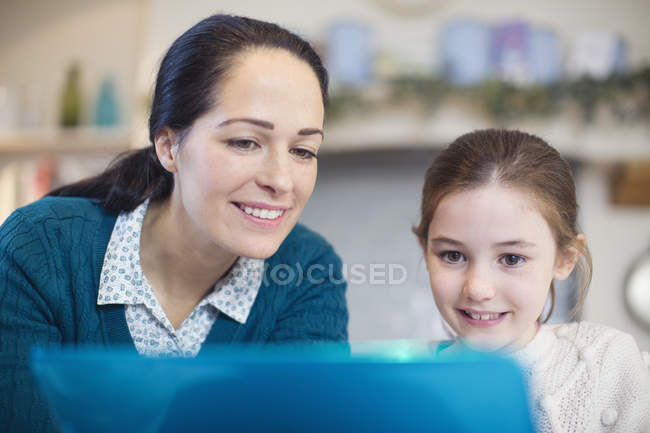 Mère et fille utilisant un ordinateur portable — Photo de stock
