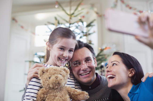 Glückliche Eltern und Tochter machen Selfie vor dem Weihnachtsbaum — Stockfoto