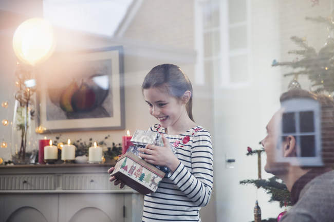 Menina ansiosa reunindo presentes de Natal — Fotografia de Stock