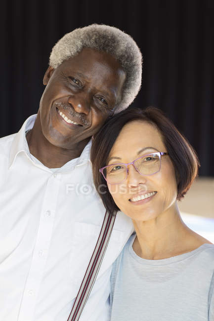 Portrait sourire, couple aîné affectueux — Photo de stock