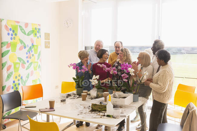 Aînés actifs appréciant la classe d'arrangement floral — Photo de stock