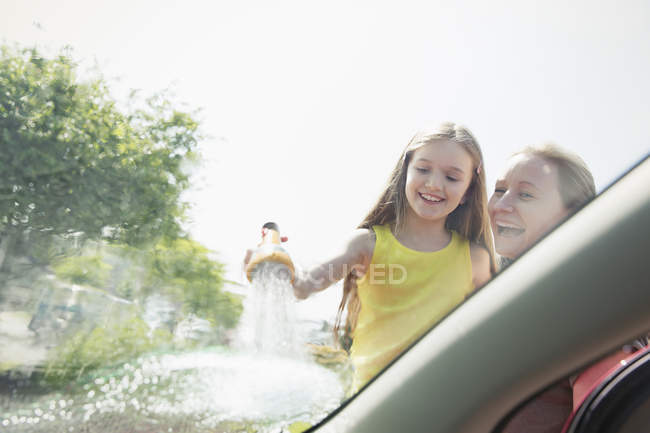 Madre e figlia lavaggio parabrezza auto — Foto stock