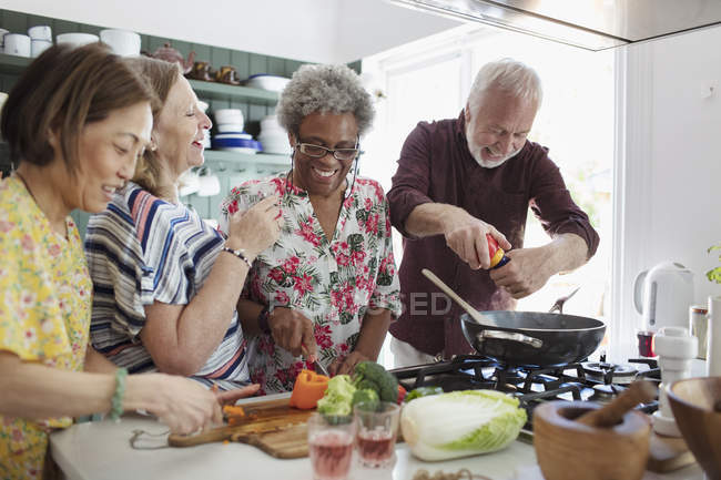 Aktive Seniorenfreunde kochen in Küche — Stockfoto