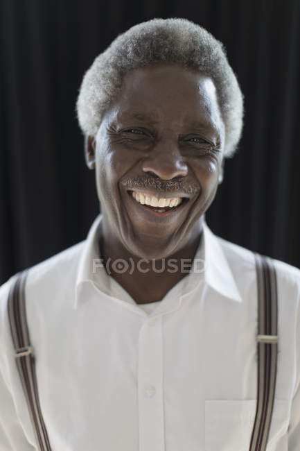Porträt lächelnder, selbstbewusster älterer Mann — Stockfoto
