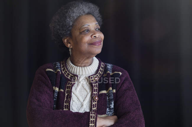 Porträt selbstbewusste, zufriedene Seniorin, die wegschaut — Stockfoto