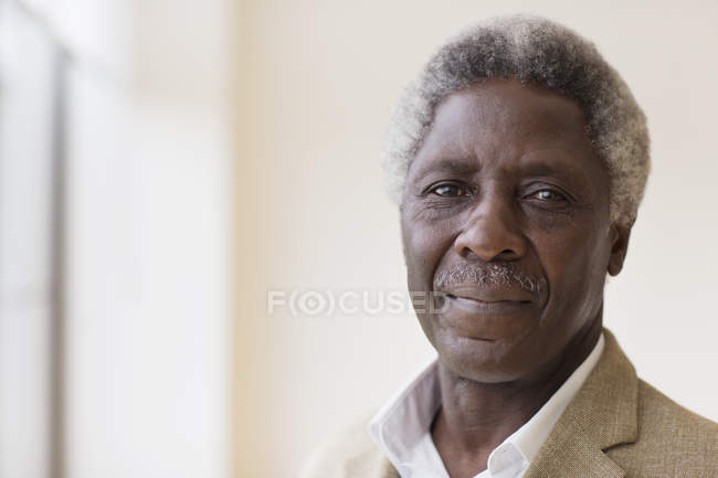 Porträt selbstbewusster, seriöser Senior — Stockfoto