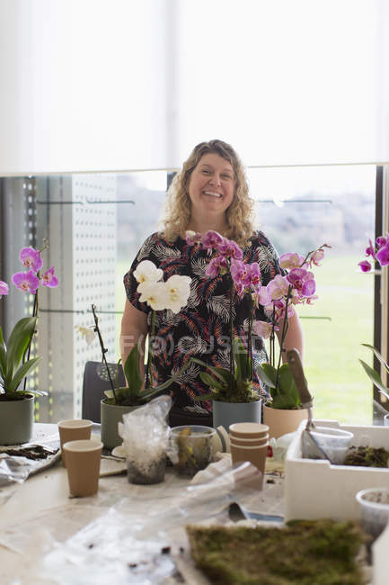 Portrait souriant instructeur féminin enseignant fleur arranger classe — Photo de stock