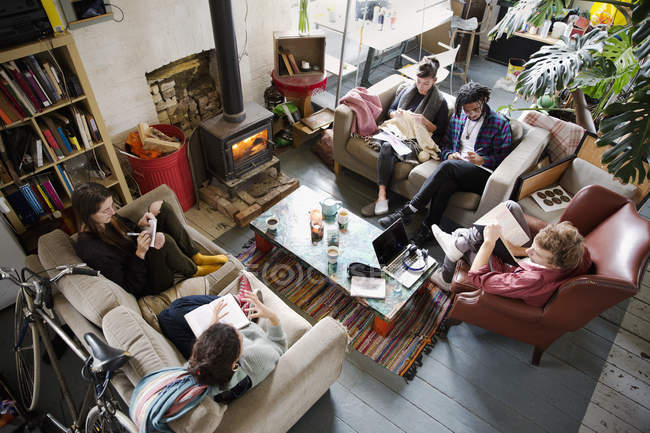 Junge erwachsene Mitbewohner Freunde hängen in Wohnung Wohnzimmer — Stockfoto