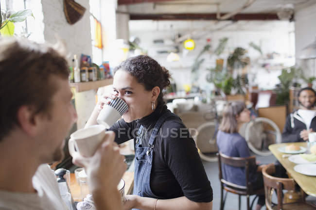 Roommate friends enjoying coffee in apartment kitchen — Stock Photo