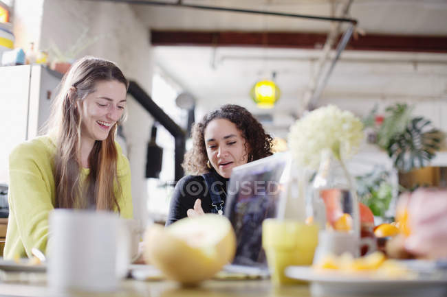 Mujeres jóvenes compañeras de cuarto amigos en la mesa de la cocina - foto de stock
